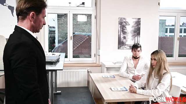 Разогретая студентка обрадовалась сексу с одногруппниками