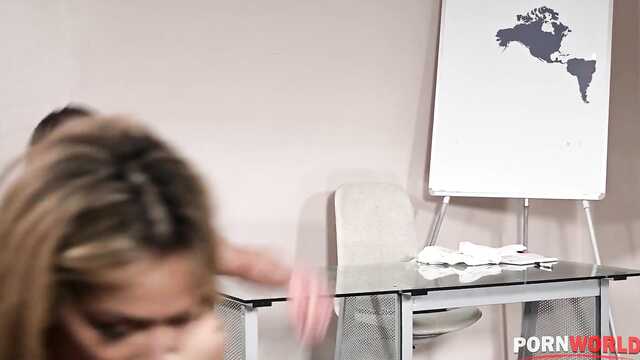 Разогретая студентка обрадовалась сексу с одногруппниками