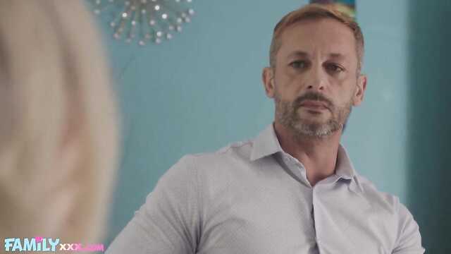 Внимательный папаша впердолил миниатюрной падчерице