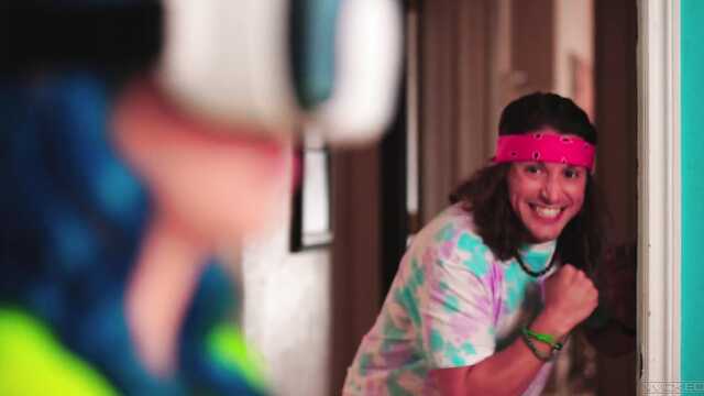 Яркая любительница VR игрушек порется с хиппи