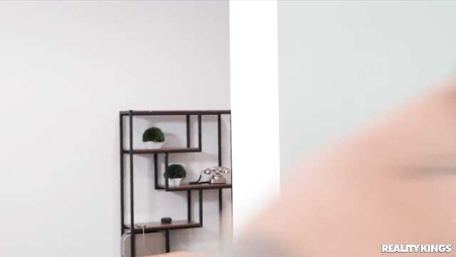 Прерывая игру баба трахаеться вначале с одним, а после со вторым