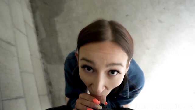 Сестричка призывно раздвинула ноги перед молодцом