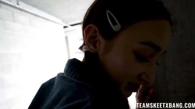 Сестричка призывно раздвинула ноги перед молодцом