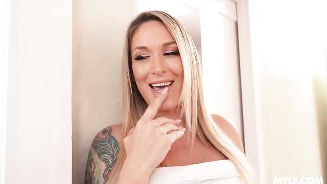 У нас есть страпон для падчерицы девственницы