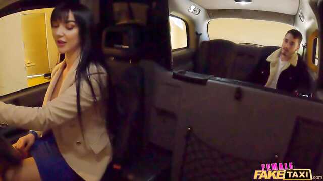 Таксистка довезла домой и дала воспользоваться пиздой