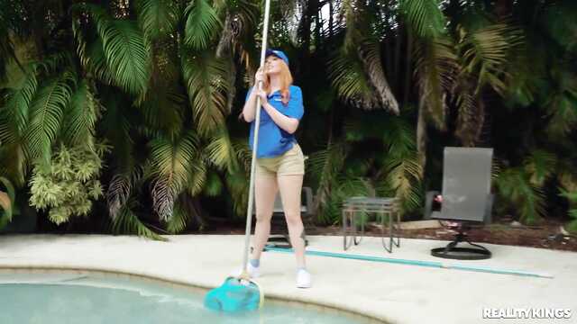 Мужик умело натянул обе дырки своей уборщицы бассейнов