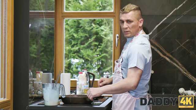 Отчим жарит свою падчерицу и их палит ее брат