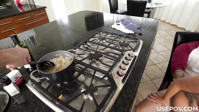 Пришли помочь мамаше с домашними делами и трахнули ее