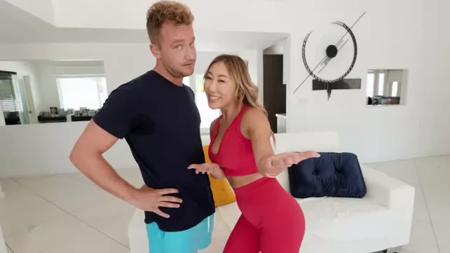 Умеющая садится на шпагат азиатка обслужила пенис