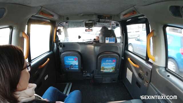 Бабенка в очках решилась отдаться водителю такси