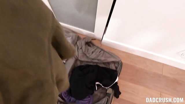 Милая кудряшка развлекается с отчимом