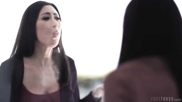 Поссорившись с любимой парень изменил у неё на глазах