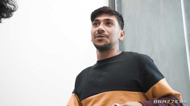 Милфа изменяет мужу скорострелу с парой незнакомцев