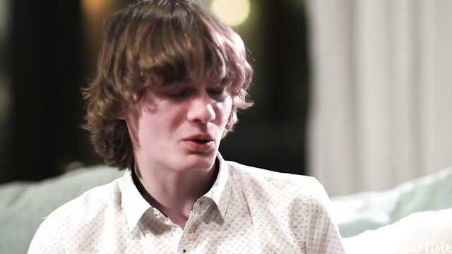 Мамочкин сынуля вервые насладился ее киской