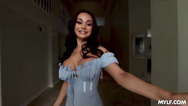 Сексуальная минетчица и поебушка получает сперму в рот