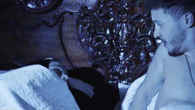 Пухлая сестра приходит в спальню брата на ночной секс