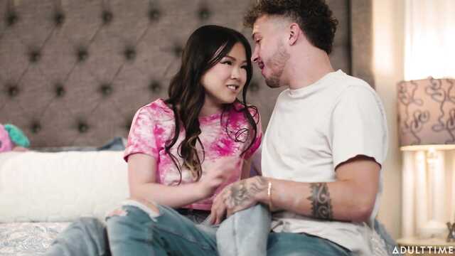 Пацану повезло выебать сестру китаянку в мохнатку