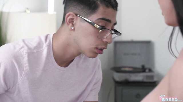 Мачеха с красивыми натуральными сиськами согласилась на инцест