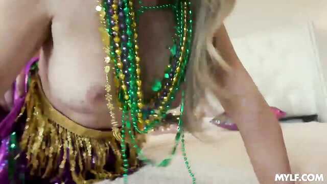 Блондиночка с тугими титьками шпилится в разных позах