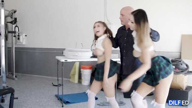 Разработчик секс игрушек впялил двум студенткам