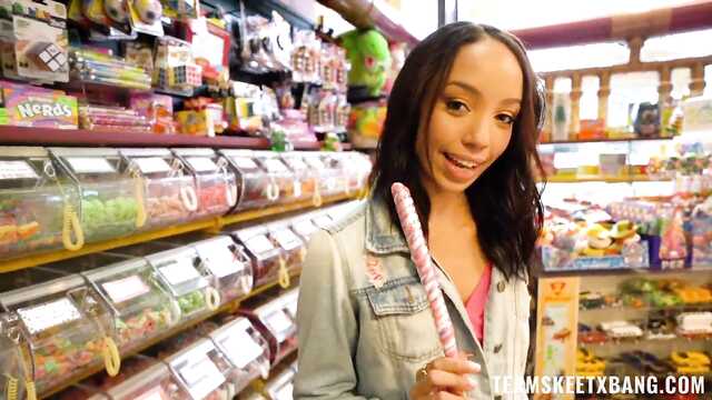 Реальный хуй гораздо лучше, чем леденец