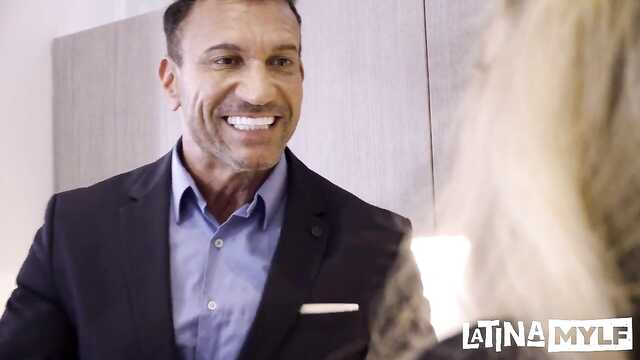 Деловой ебарь вставил хуй в грудастую латину