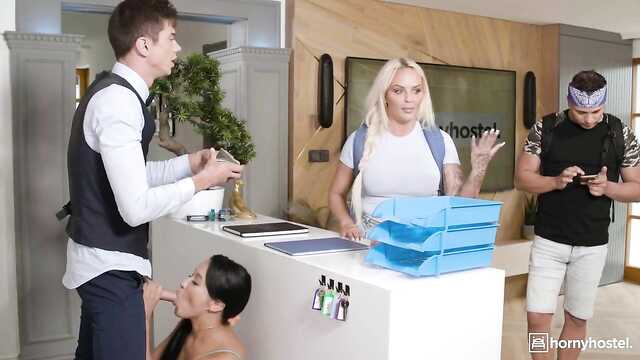 Узкоглазая не против поебаться с портье в хостеле