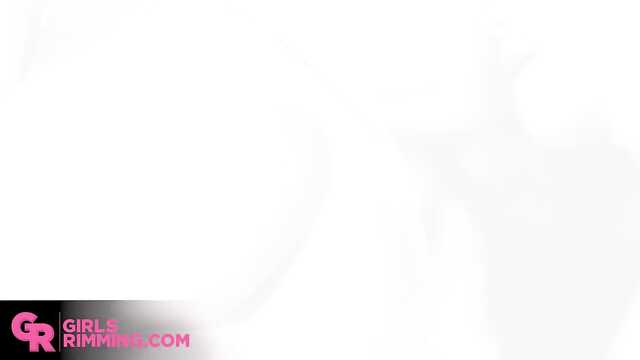 Итальянка лижет жопы жеребцов и просит ебать ее одновременно