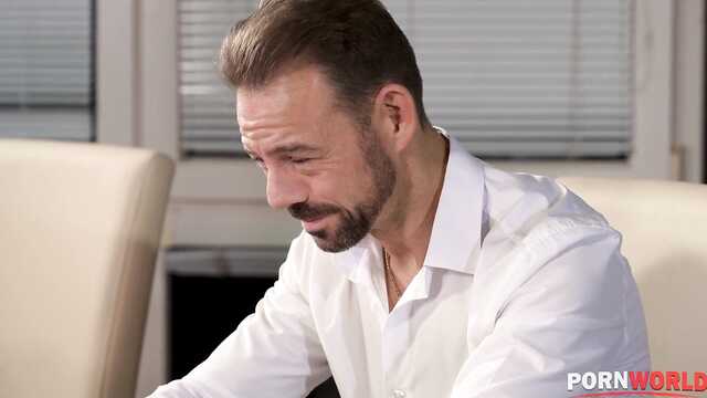 Деловые мужики пробуют на прочность дырочки сладкой бабы