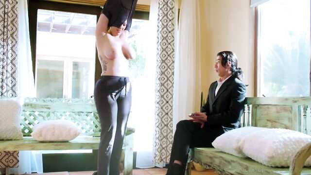 Пухловатая милфа с большой жопой и грудью делает массаж в масле и ебется