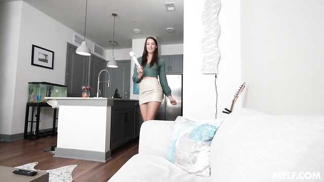 Мачеха показывает пасынку, как ласкает себя вибратором