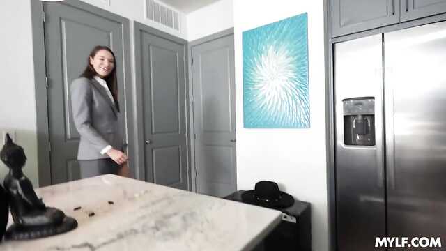 Мачеха показывает пасынку, как ласкает себя вибратором