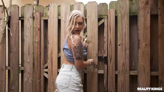 Озабоченная мамаша вызвала няню для ебли со страпоном