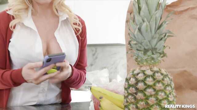 Мачеха делит твердый пенис пасынка с его новой телочкой