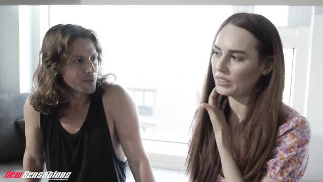 Патлатый парень и милая девушка страстно случаются в кровати