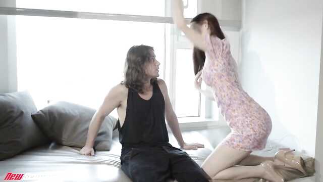 Патлатый парень и милая девушка страстно случаются в кровати