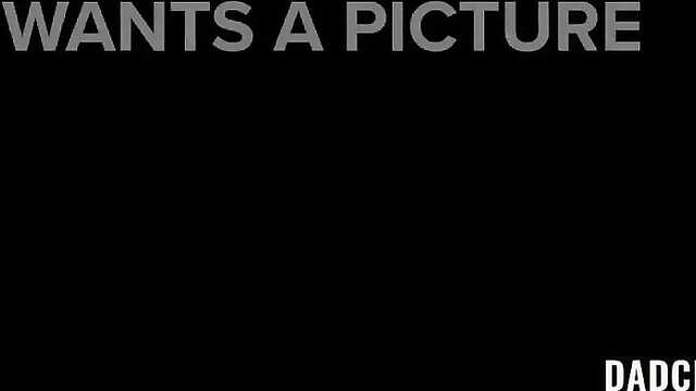 Смазливая телочка возбуждается мастурбацией и шалит в пелотку