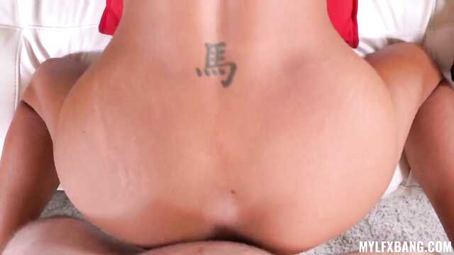 Милфа блядует на прогулке и шпилится с парнем дома