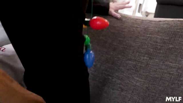 Новогодний секс вчетвером с двумя секси милфами