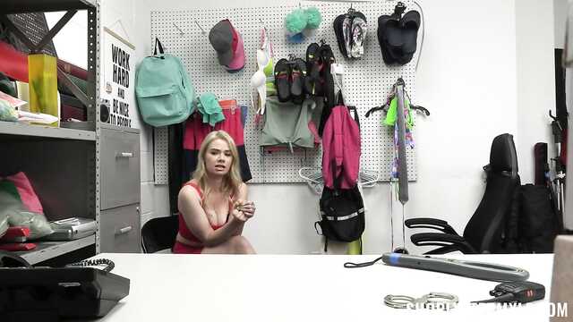 Воровка, как всегда отдувается своей пиздой