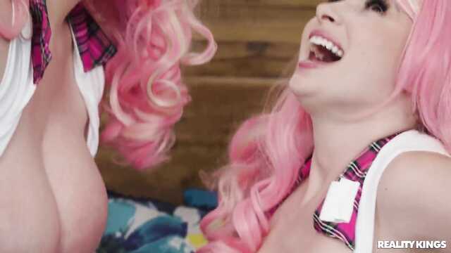 Пухлые подруги развлекаются с дилдо и членом мужика