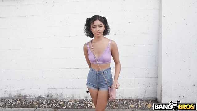 Показала грудь в ебля бусе