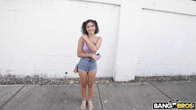 Показала грудь в ебля бусе