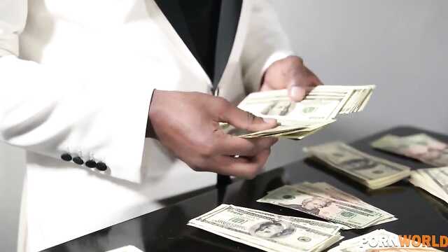 Пианистка смогла соблазнить негра дрочкой пизды