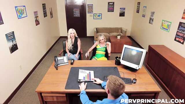 Две бабы на собеседовании пытаются заслужить работу