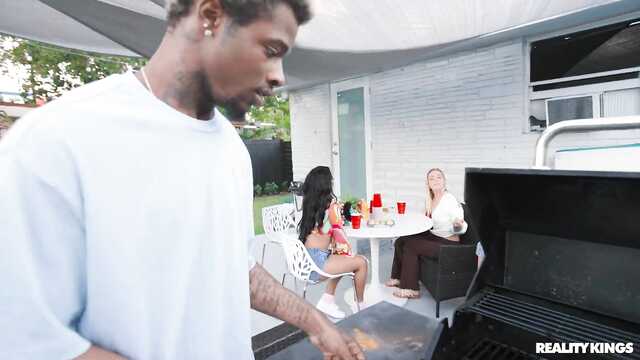 Не обращая на белую девушку негр изменяет с жопастой негритянкой