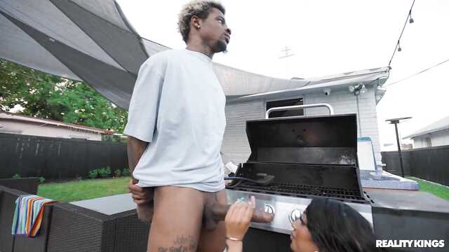 Не обращая на белую девушку негр изменяет с жопастой негритянкой