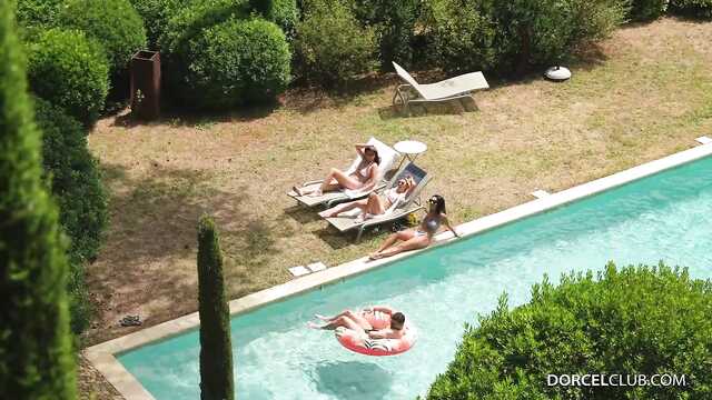 После тяжелого дня расслабляется в постели с красоткой