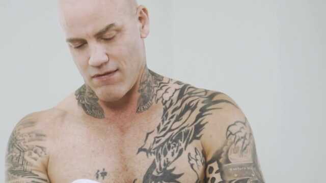 Массажистка с торчащими сосками трется телом о клиента