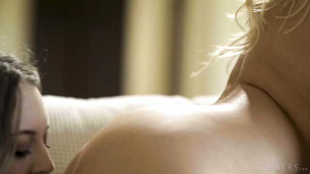 Мачеха и падчерица не устают лизать пилотки